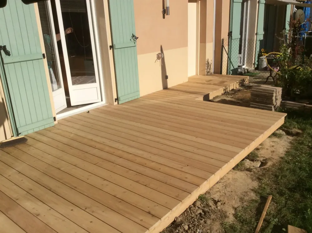 Terrasse en bois à Mûres